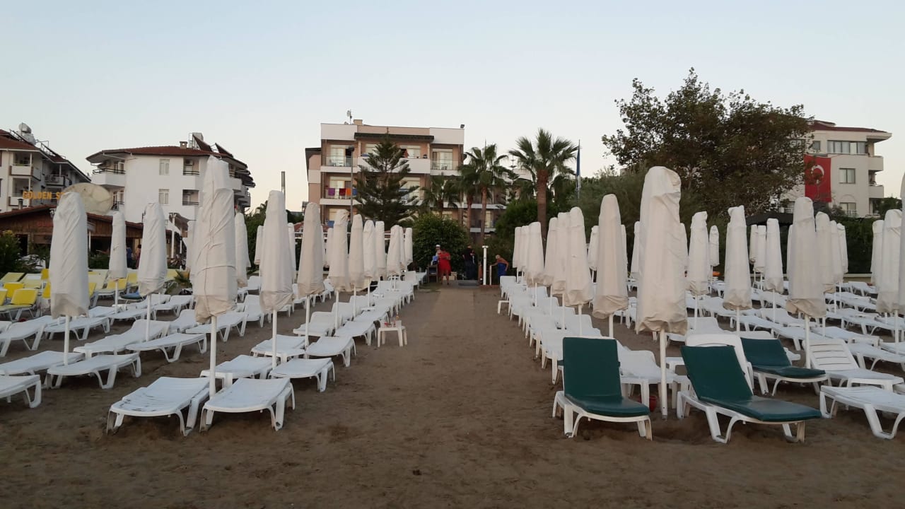 Strand mit Hotel im Hintergrund Trendy Side Beach Hotel - Adults only