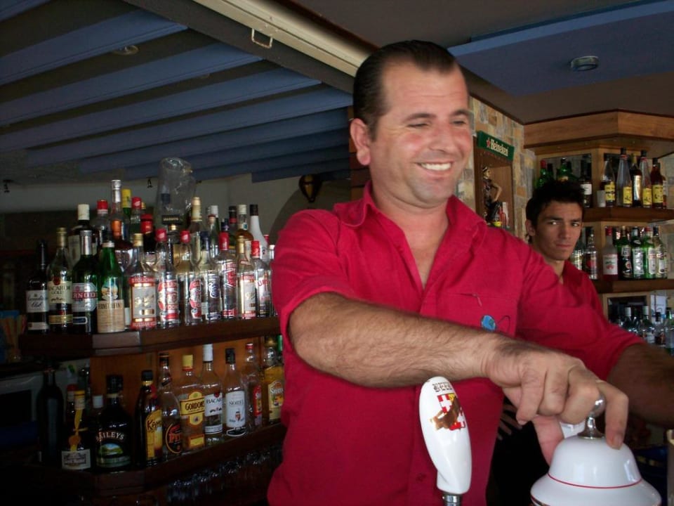 Ein sehr netter Kellner Gaia Garden Hotel