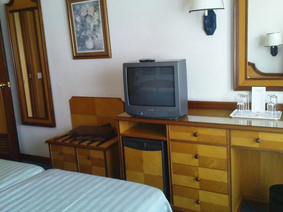 Ein kleiner alter Fernseher Hotel Riu Festival