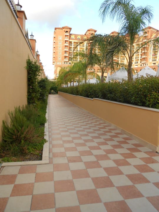 Hier geht es längs zum Strand oder ins Hotel Villa Side Residence