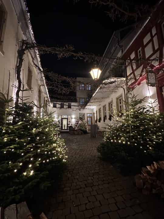 Außenansicht Weinhaus Henninger Hotel