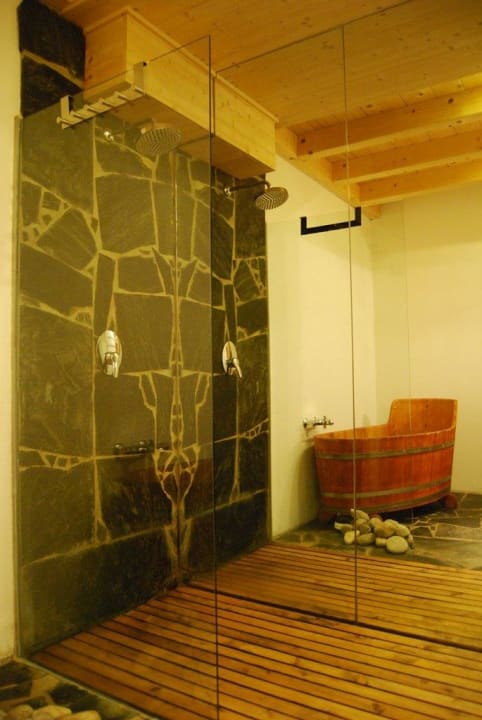 Dusche_Natursteinböden Chalet Forstbauer