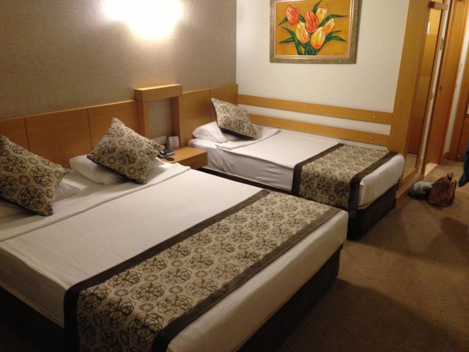 Doppeltbett plus noch ein kleines zusätzliches Saphir Resort & Spa