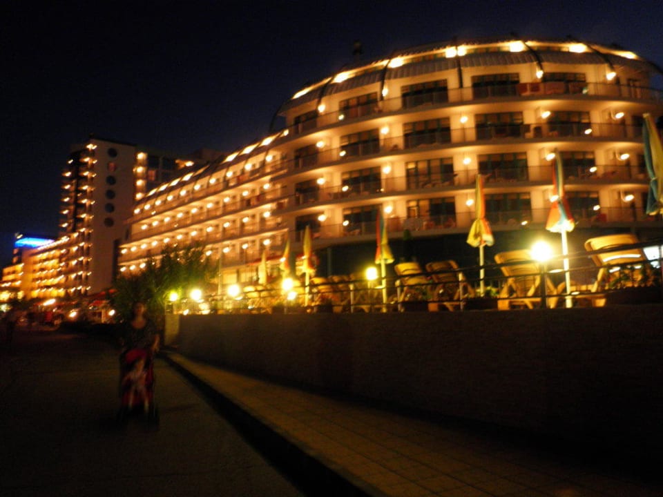 Hotel bei Nacht Berlin Golden Beach