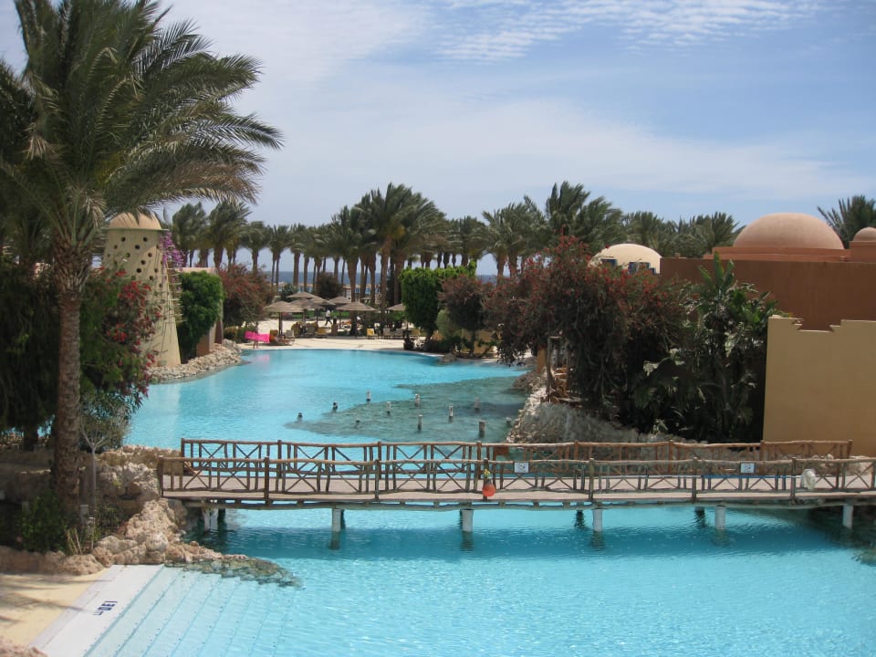 Blick von der Hauptbar auf den Pool Grand Makadi