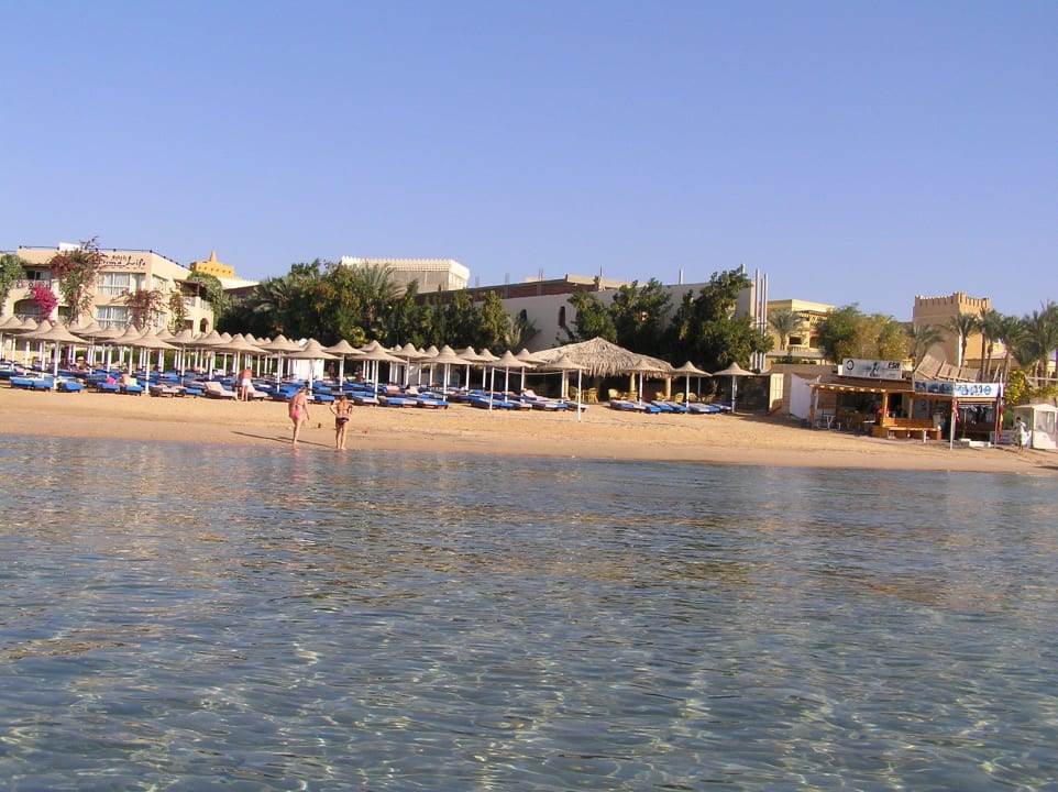 Pohled z moře na hotelovou pláž Prima Life Makadi Resort
