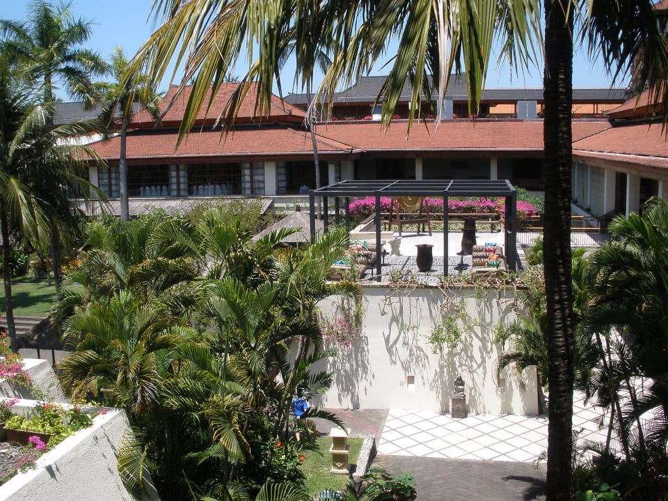 Ausblick vom Hotelgang auf die Lobbybar Nusa Dua Beach Hotel & Spa