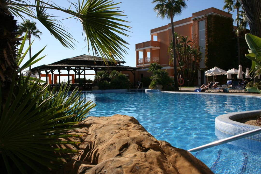 Blick über den Pool am frühen Morgen Hipotels Barrosa Park