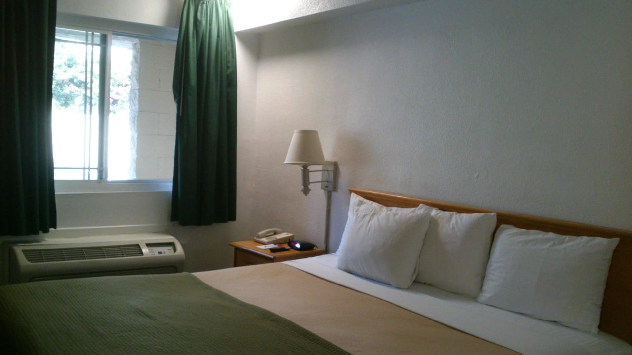 Blick zum Parkplatz Howard Johnson Inn San Diego Hotel Circle - Sea World Area