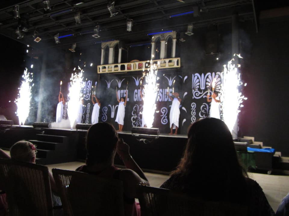 Abendliche Bühnenshow Hotel Grand Side