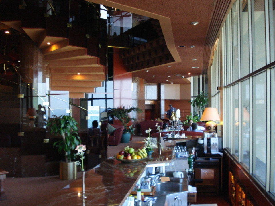 Die Hotel-Bar im oberen Bereich des Hotels JA Beach Hotel