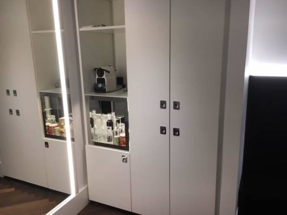 Schrank und Minibar im Superior Zimmer Hotel AMANO Grand Central