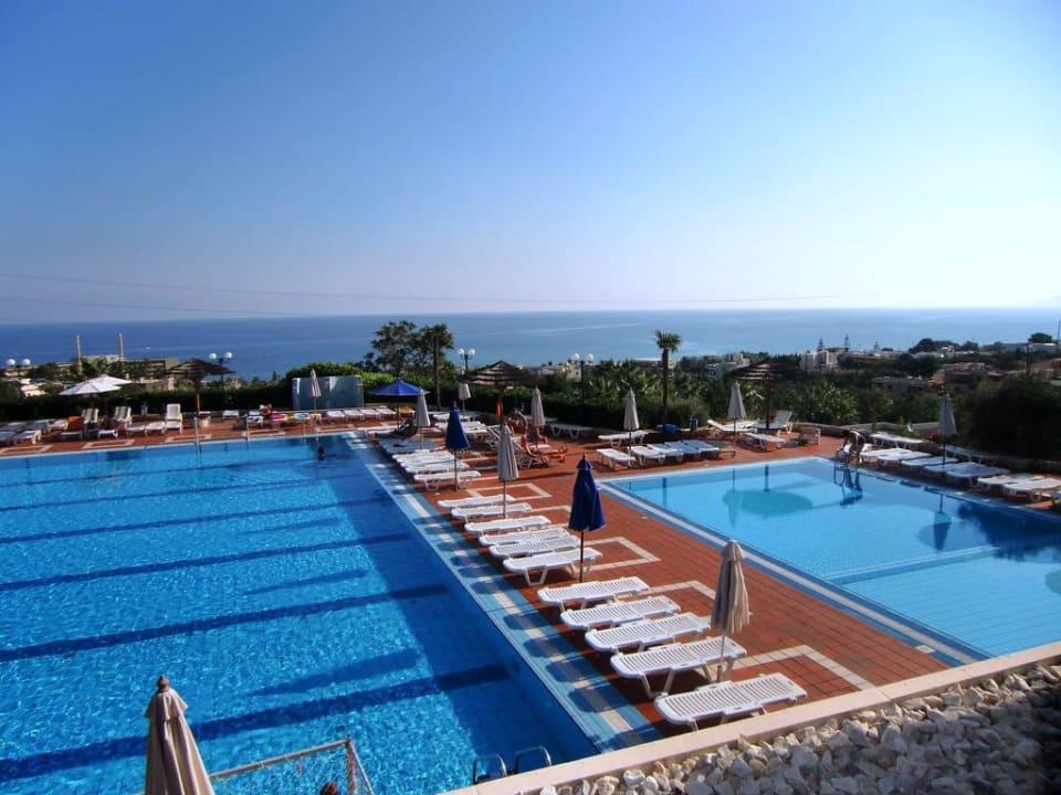 Rechts Kinderpool - links großer Pool Royal & Imperial Belvedere Resort