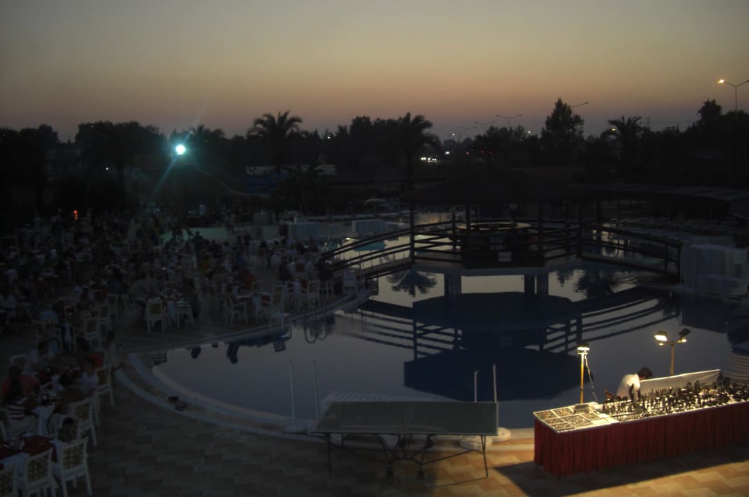 Pool am Abend FUN&SUN Smart Hane Sun Hotel