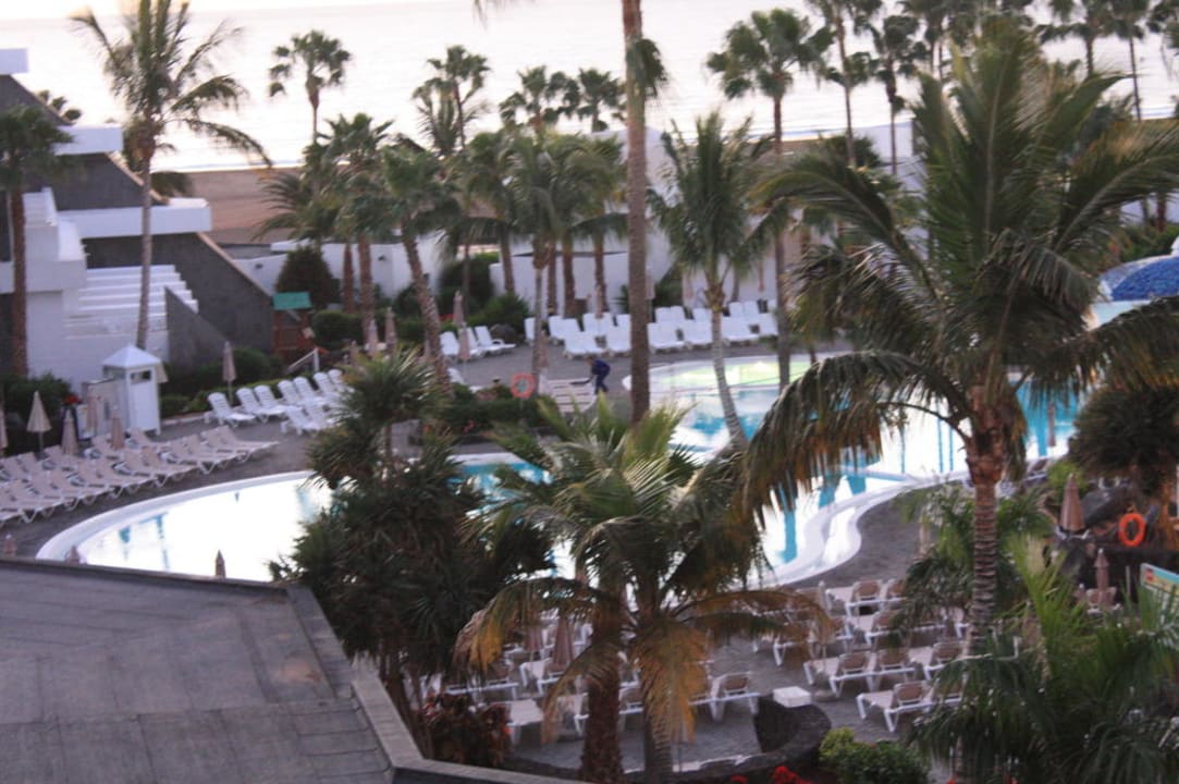 Blick aus dem Zimmer auf den Pool Hotel Riu Paraiso Lanzarote
