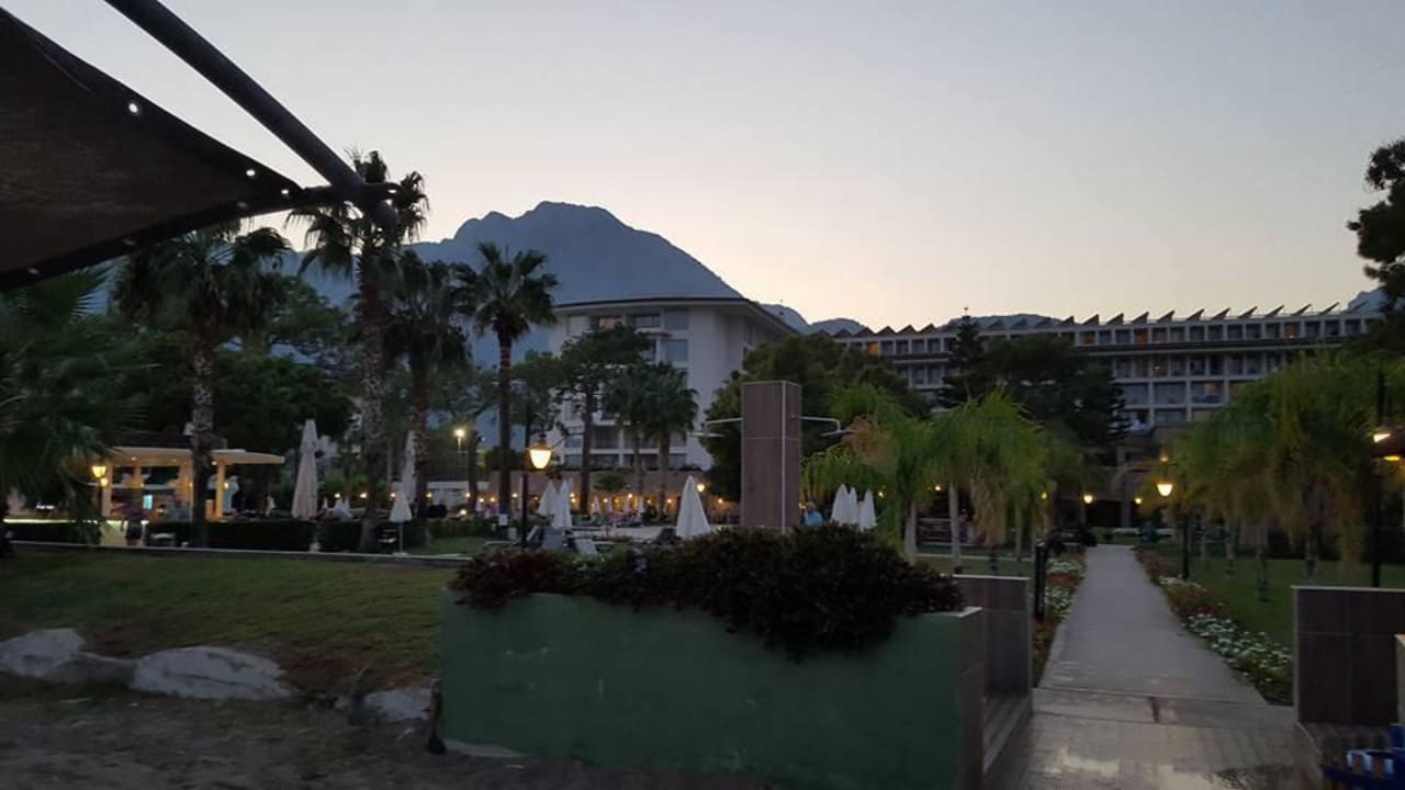 Blick vom Strand zum Hotel  Kilikya Palace Göynük