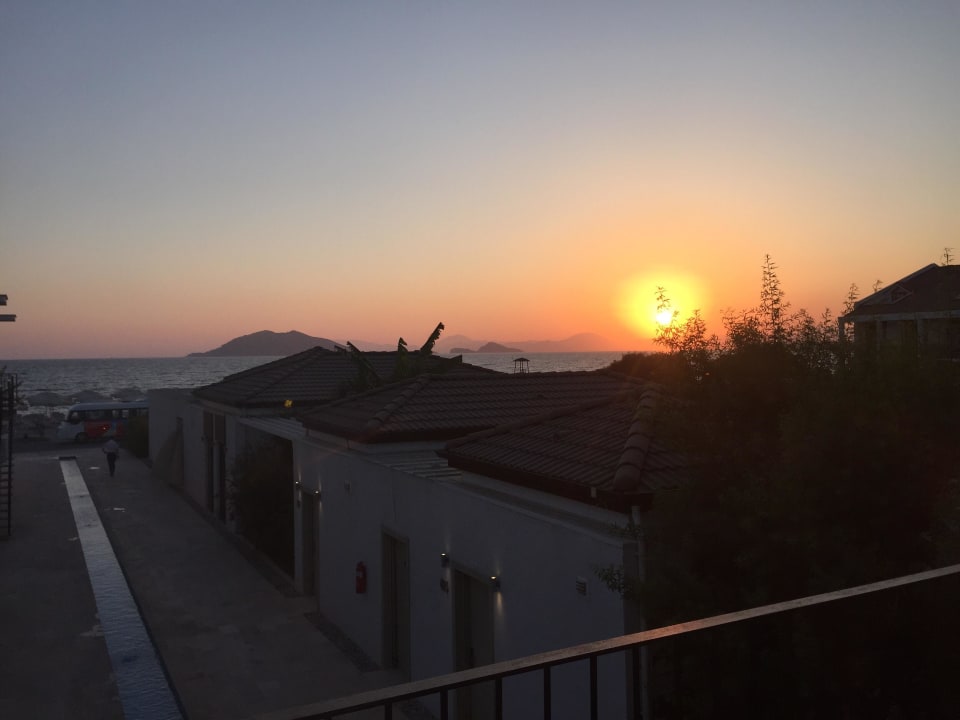 Sonnenuntergang von unserem Balkon Jiva Beach Resort
