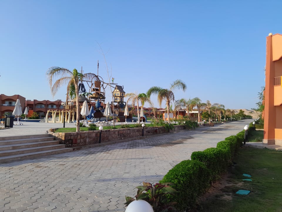 Gartenanlage Three Corners Happy Life Beach Resort