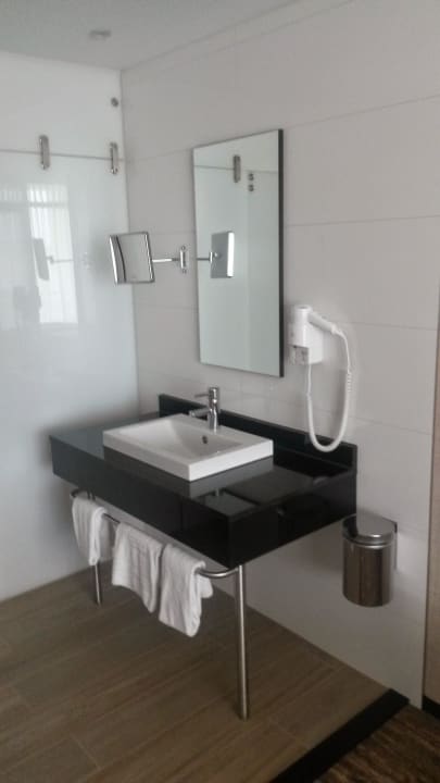 Waschbecken inkl. Fön und Vergrößerungsspiegel Van der Valk Hotel A4 Schiphol
