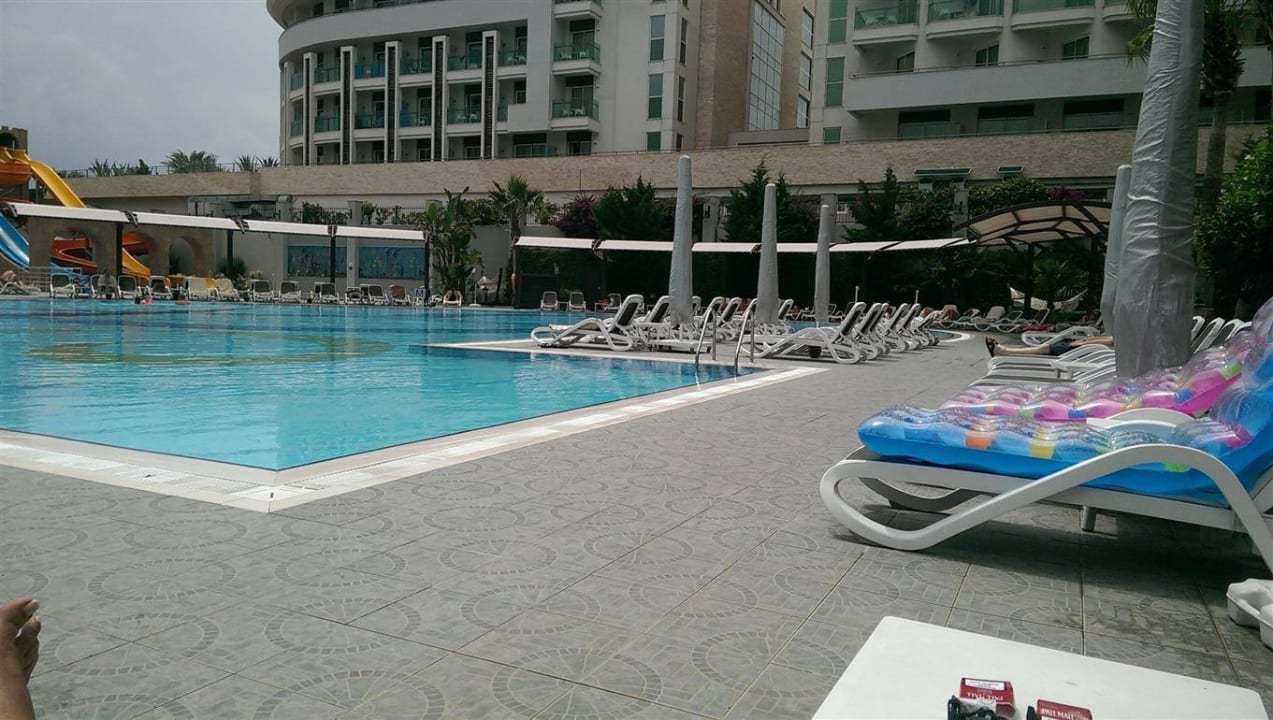 Es regnet im Juni und alles rennt aufs Zimmer Aydinbey Kings Palace & Spa