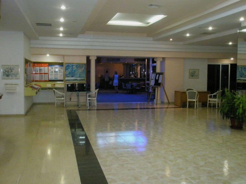 Rezeption in Richtung Lobbybar Olympos Beach Hotel
