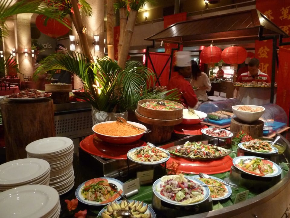 Am kalten Büffet Mauricia Beachcomber Resort & Spa