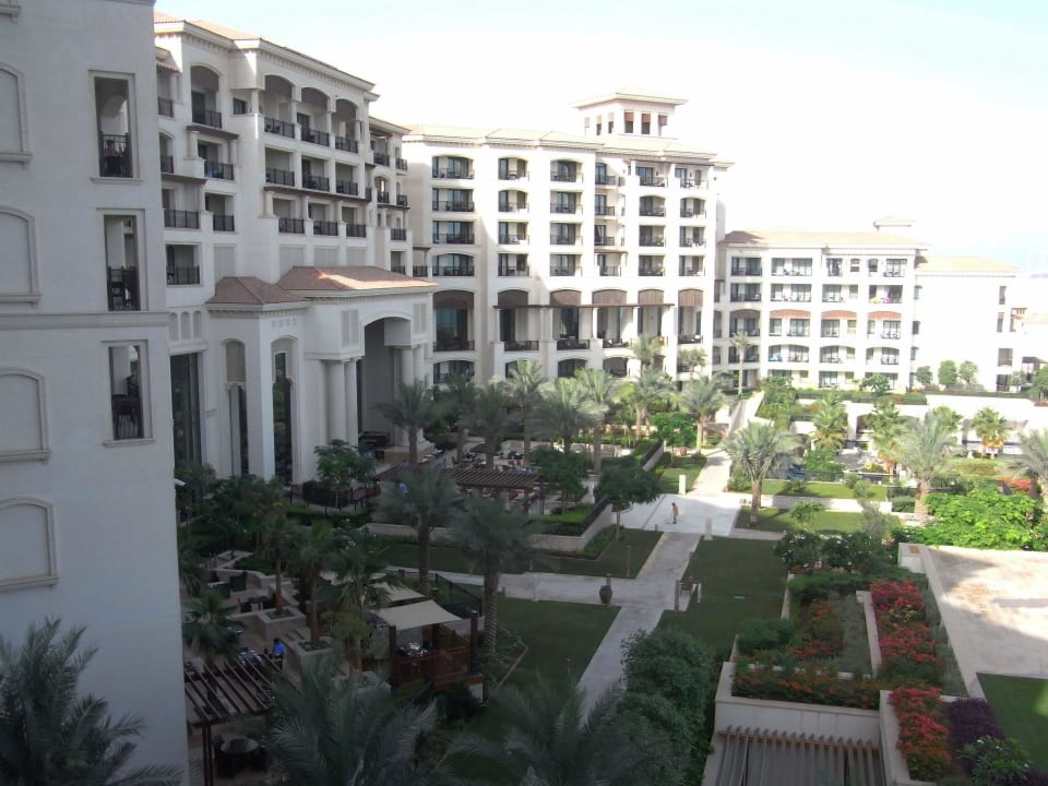 Innenhof sicht auf den Strand The St. Regis Saadiyat Island Resort, Abu Dhabi