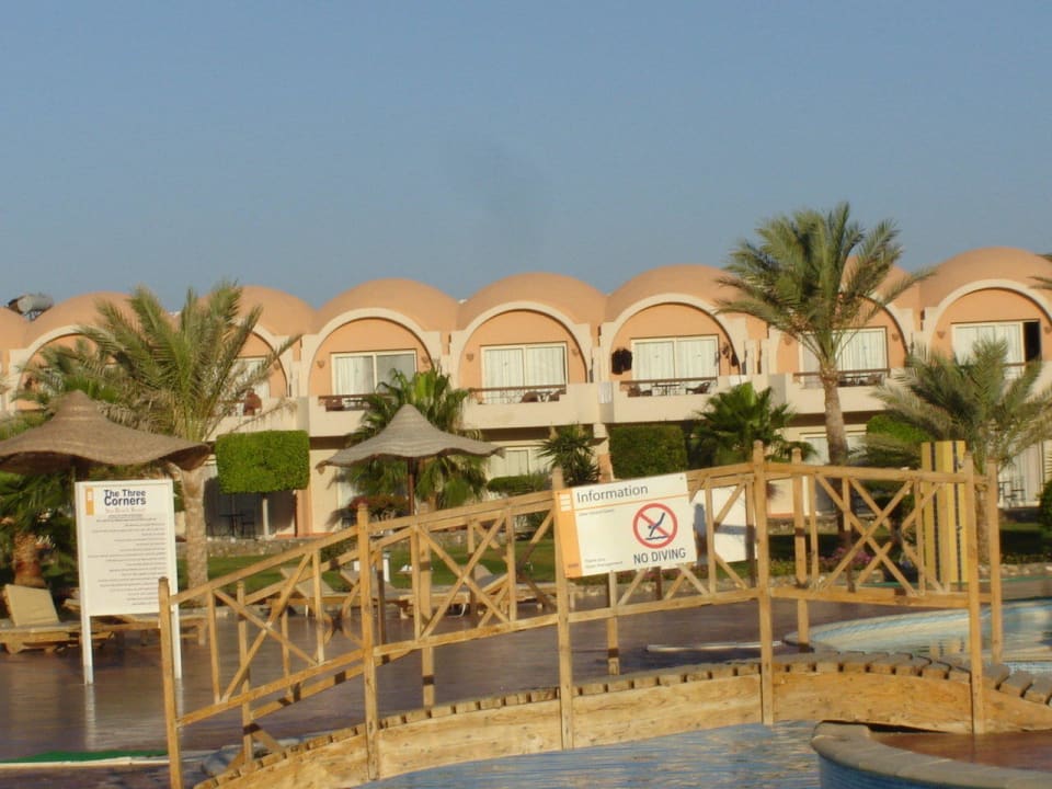 Mostek nad basenem Three Corners Sea Beach Resort