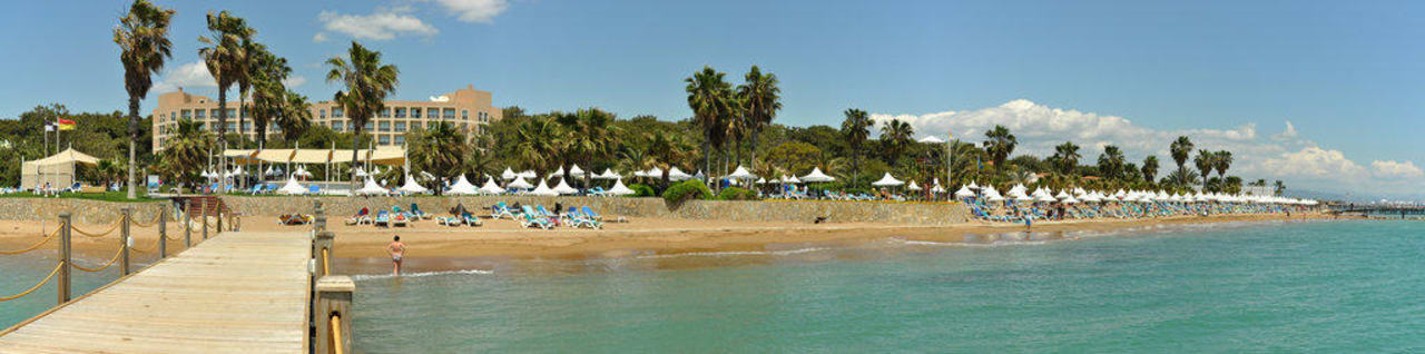 Blick vom Steg auf Strand und Hotel Turquoise Hotel