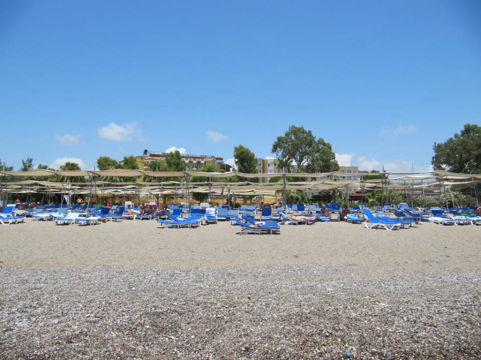 Blick vom Strand auf das Hotel Mira Meridia Beach Hotel