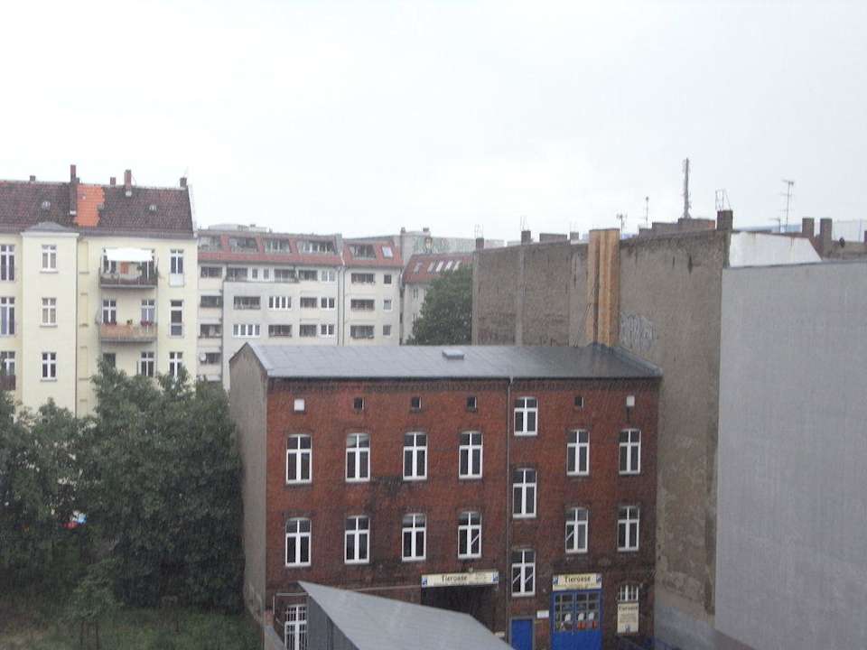 Blick vom Zimmer auf den Hinterhof B&B Hotel Berlin City-Ost