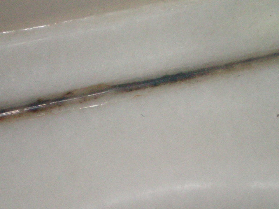 Schimmel am Waschbecken Falcon Hotel