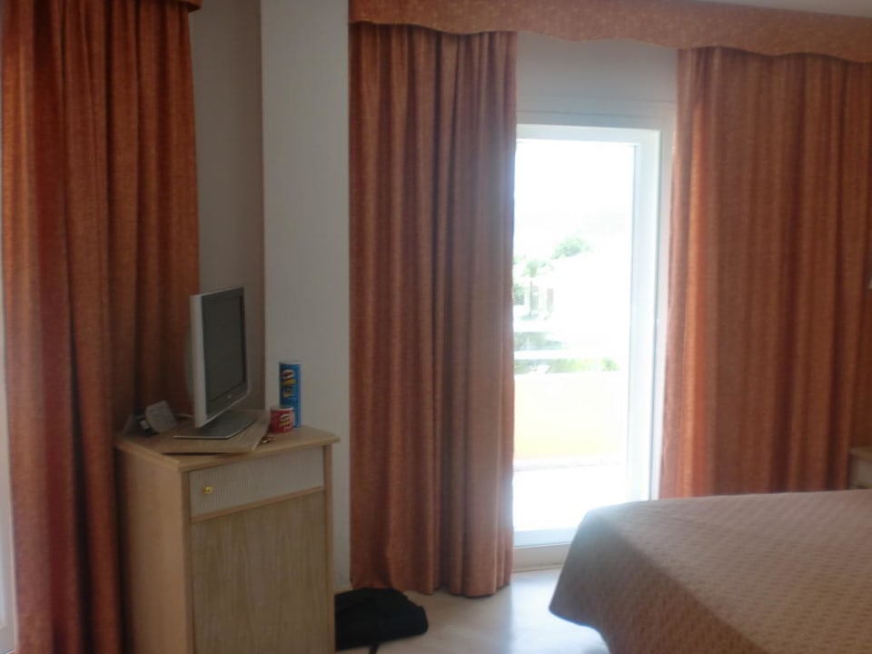 Großes Zimmer in mediteranen Farbtönen Iberostar Waves Playa de Muro