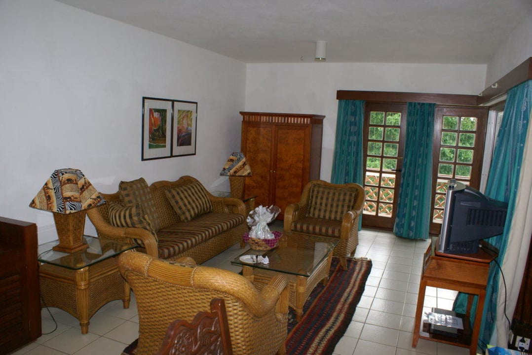 Das Wohnzimmer mit Fernseher Diamonds Leisure Beach & Golf Resort