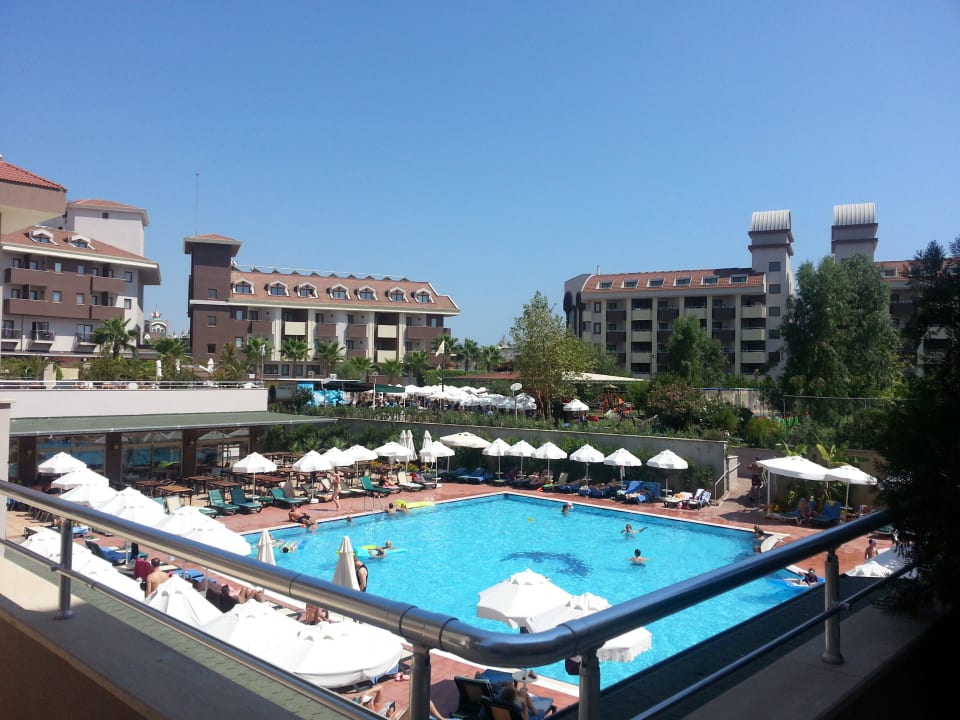 1 Pool von insgesamt 6 Hane Family Resort