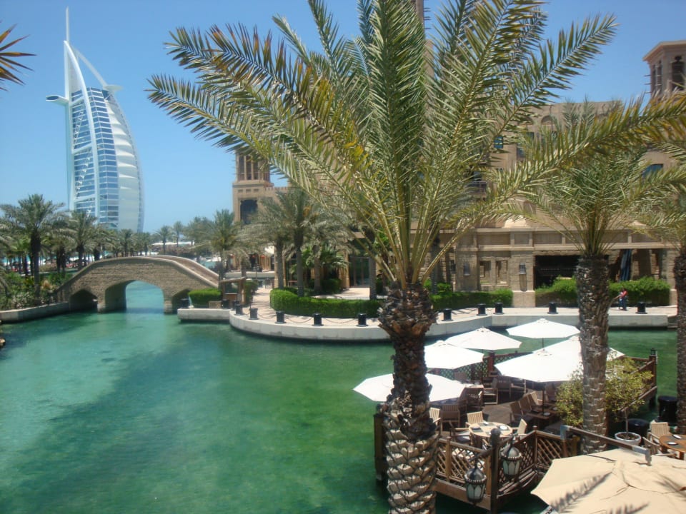 Umgebungsbild mit bekanntem Objekt im Hintergrund Jumeirah Al Qasr