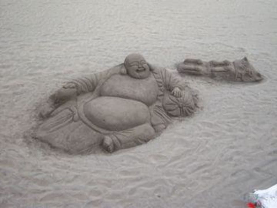 Figuren im Sand Hotel Europalace