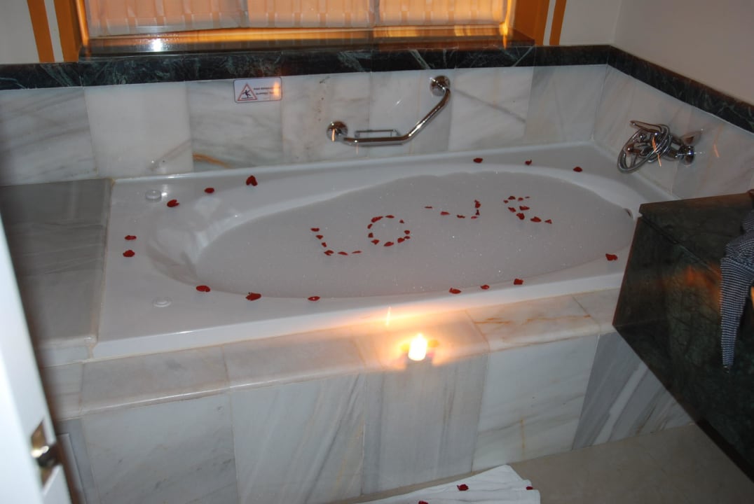 Romantyczna kąpiel przygotowana przez obsługę  Bahia Principe Luxury Esmeralda