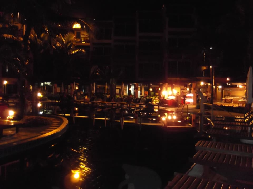 Bei Nacht - Restaurantbereich mit Pool Best Western Premier Bangtao Beach Resort & Spa