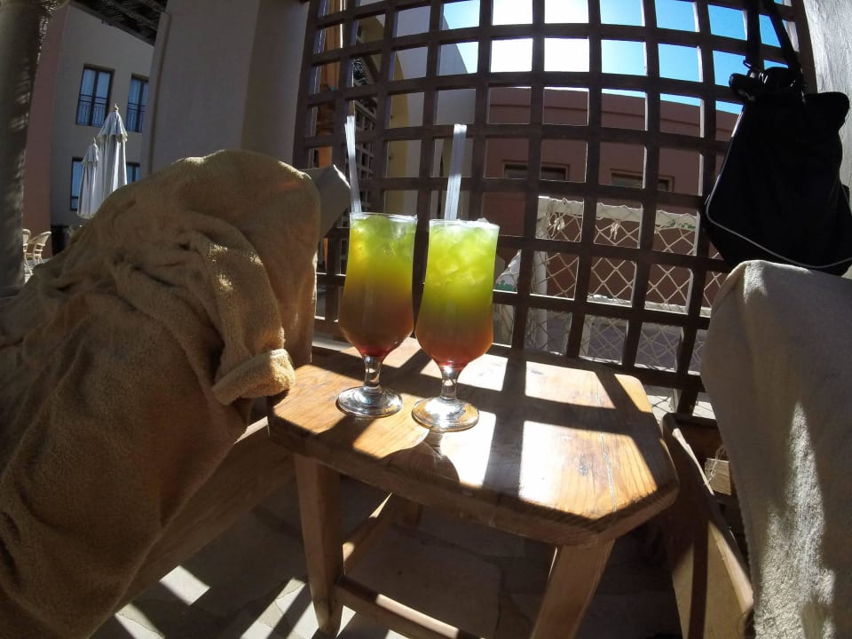 Cocktail am Pool Hotel Three Corners Ocean View prestige - Adults only