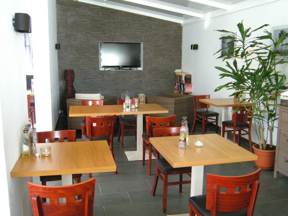 Innenrestaurant mit TV Ecke Hotel Ocean World