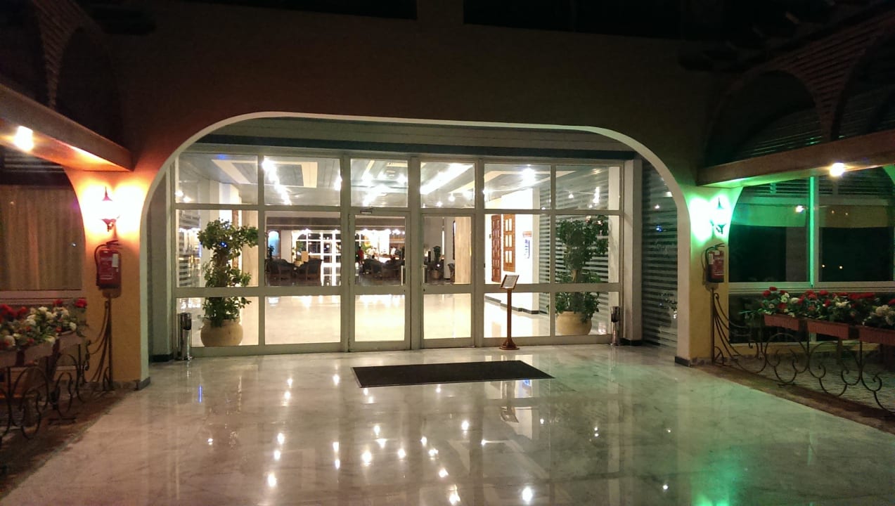 Eingang zur Lobby vom Garten  Desert Rose