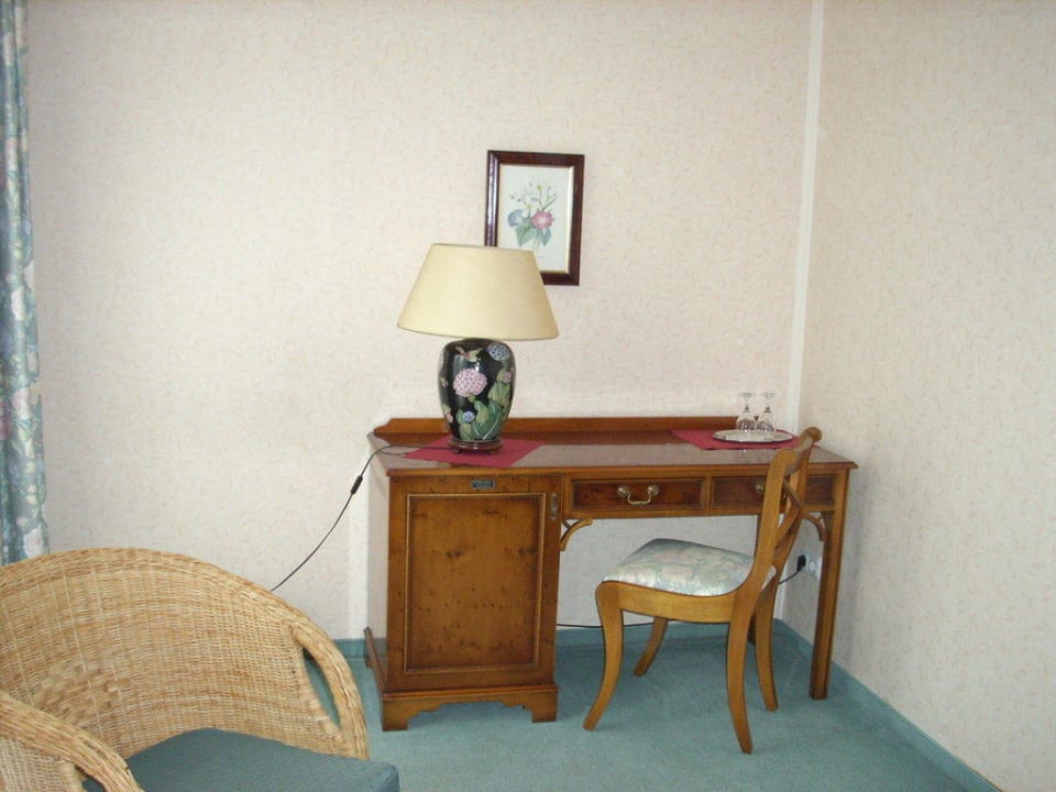 Sekretär und Minibar AKZENT Strandresidenz Villa Verdi