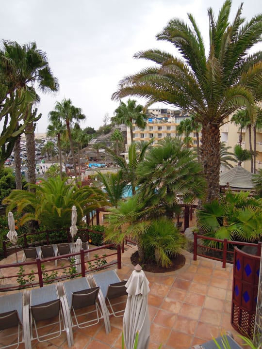 Viele Liegen auf jeder der 6 Ebenen Corallium Dunamar by Lopesan Hotels