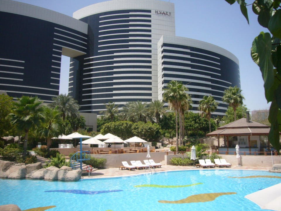 Blick vom Pool auf das Hotel Grand Hyatt Dubai