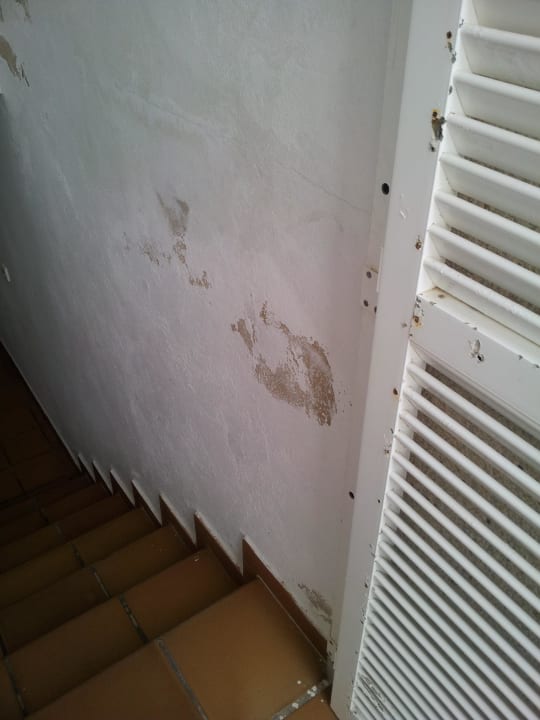 Toilette am Pool, die Farbe pellt sich von derWand Eix Platja Daurada Hotel & SPA