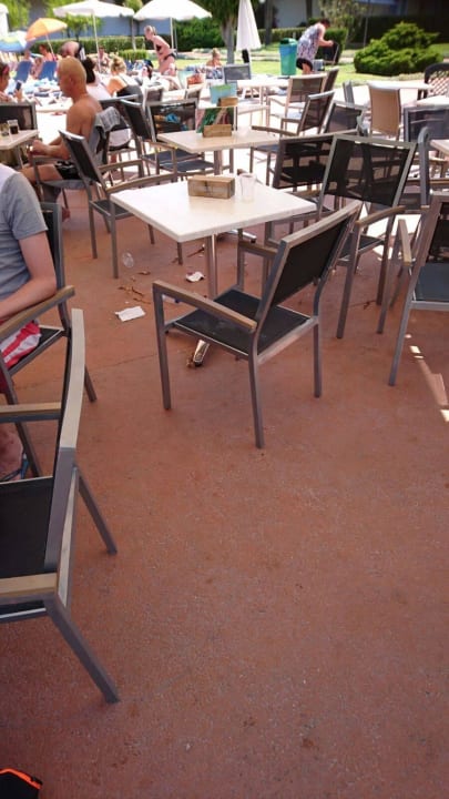 Müll unter den Tischen Alcudia Garden Aparthotel
