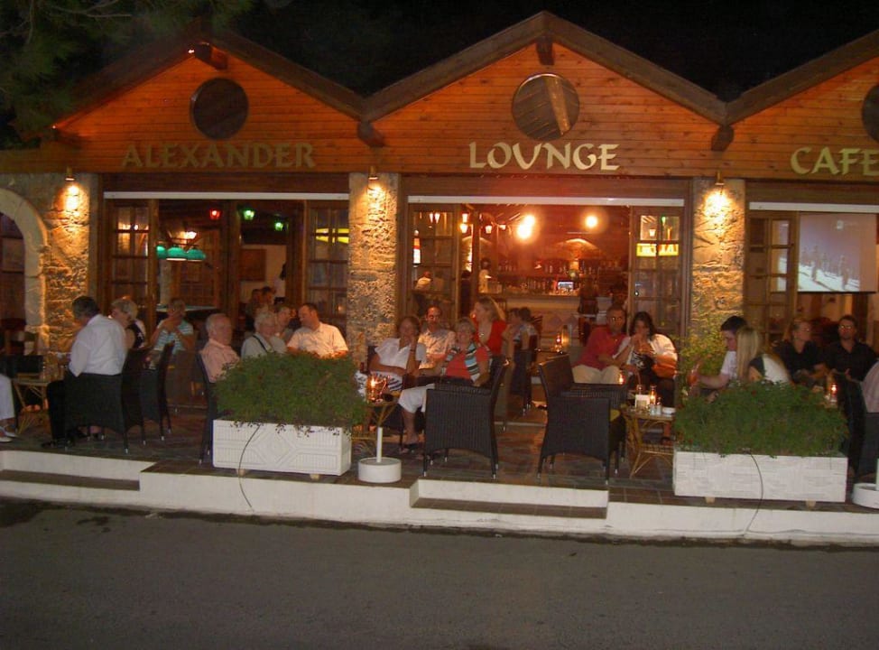 Hotel-Bar/Restaurant an der Strasse Alexander Beach Hotel & Village Resort