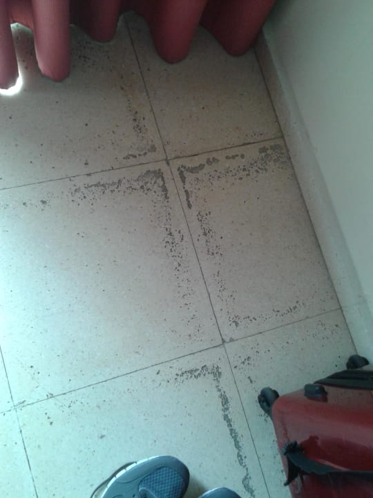 Kaputte Fliesen Hotel Surf Mar