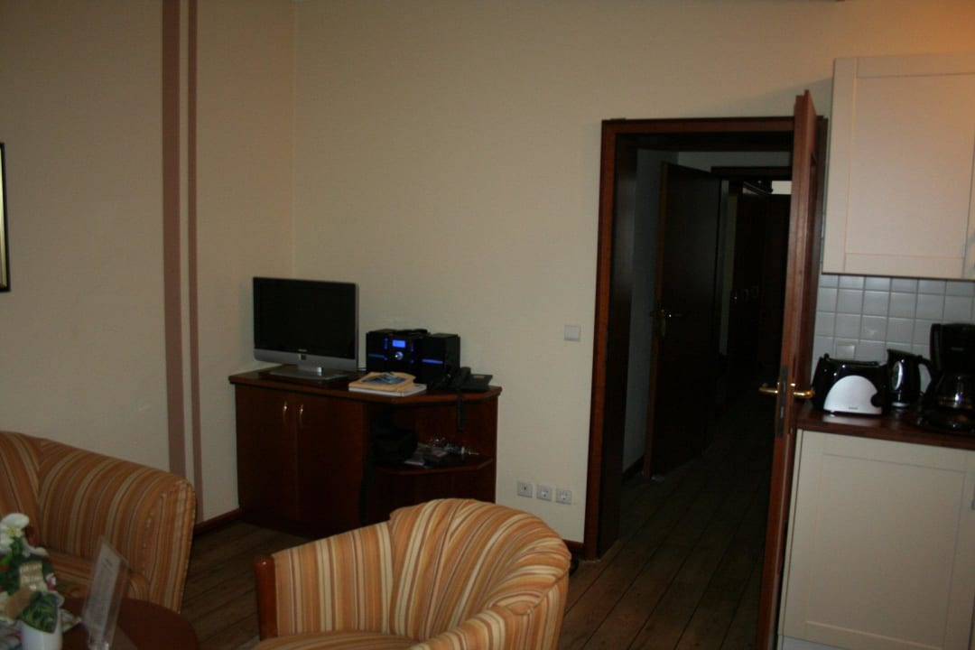 Wohnzimmer mit Blick in den Flur und Schlafbereich Strandvillen Binz